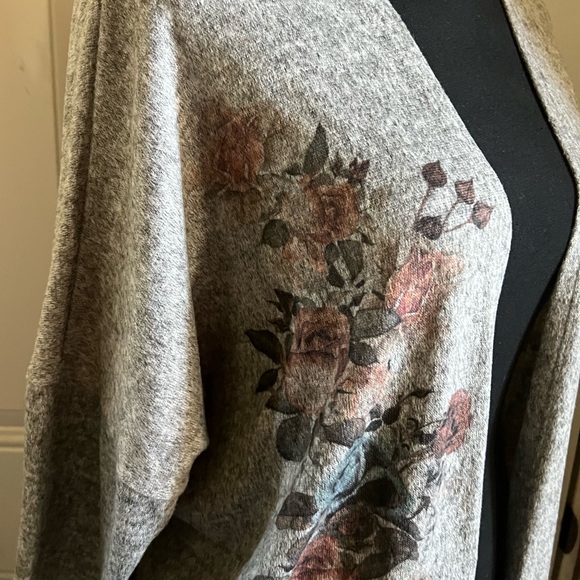 Sweater in size large with floral print and design 3/4 sleeve - Picture 3 of 9